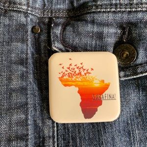 🌍 Sarafina Whoopi Goldberg Pin Button Flare 90’s